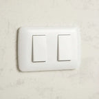 Interruptor Doble 9/15 Lexo Blanco Armado 10a Certificado Sec Para Instalaciones Eléctricas Residenciales Y Comerciales 10 A 220v